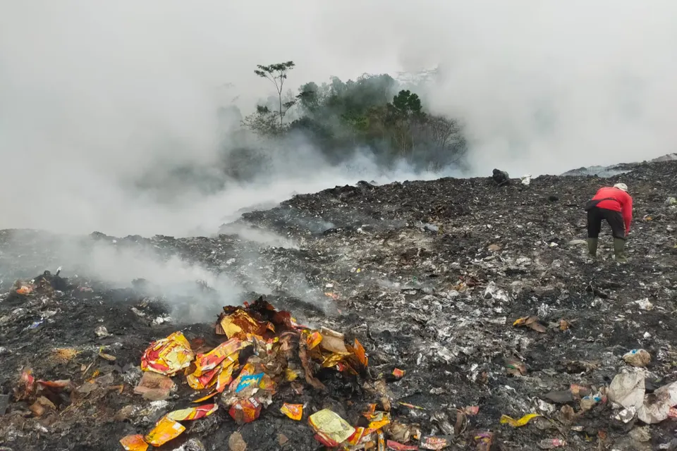 Gas Metana Picu Kebakaran TPA Nangkaleah Tasikmalaya, Api Belum Padam setelah 21 Jam