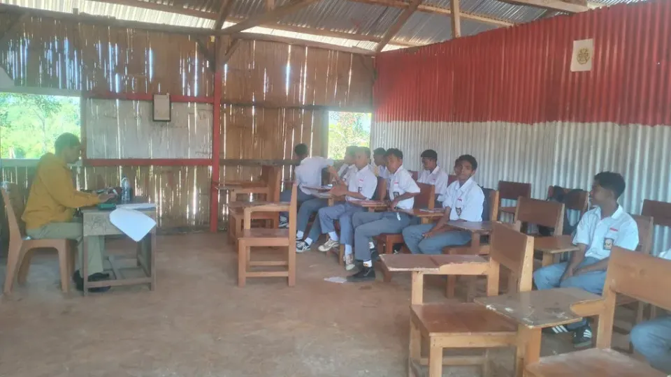 Siswa SMKS Karya Murni NTT Kembali Bersekolah di Tengah Dampak Gempa Flores