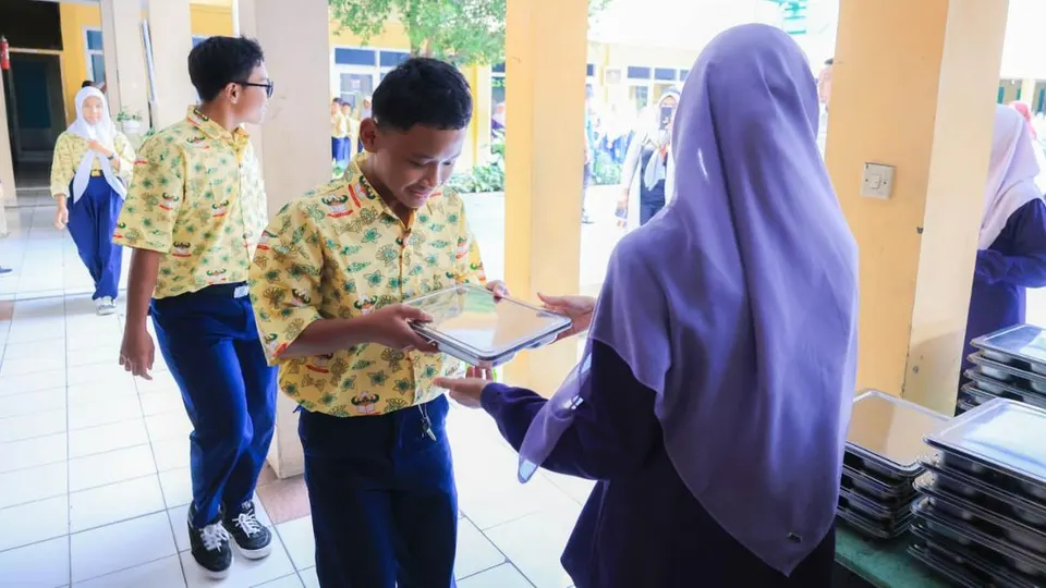 Pemerintah Mulai Salurkan Makan Bergizi Gratis Tahap Awal untuk Tiga Juta Penerima