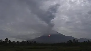 Gunung Semeru Erupsi Lima Kali Sejak Dini Hari, Status Siaga Tetap Dipertahankan