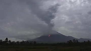 Gunung Semeru Erupsi Lima Kali Sejak Dini Hari, Status Siaga Tetap Dipertahankan