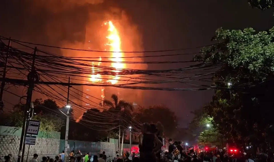 Tiga Unit Bronto Skylift Dikerahkan untuk Padamkan Kebakaran Gedung Bapenda DKI Jakarta