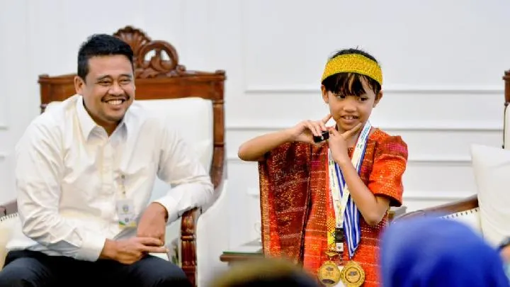 Gubernur Bobby Nasution Hadiahi Caroline Nababan Rumah dan Beasiswa Kuliah