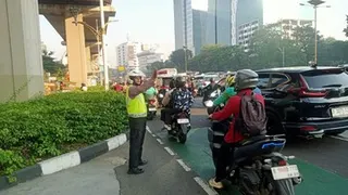 Kemacetan Panjang Landa Kawasan MT Haryono dan Antasari pada Senin Pagi