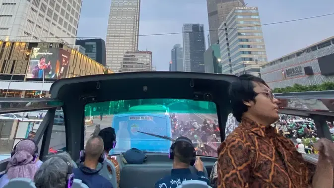 Menelusuri Kisah Jakarta dari Dek Terbuka