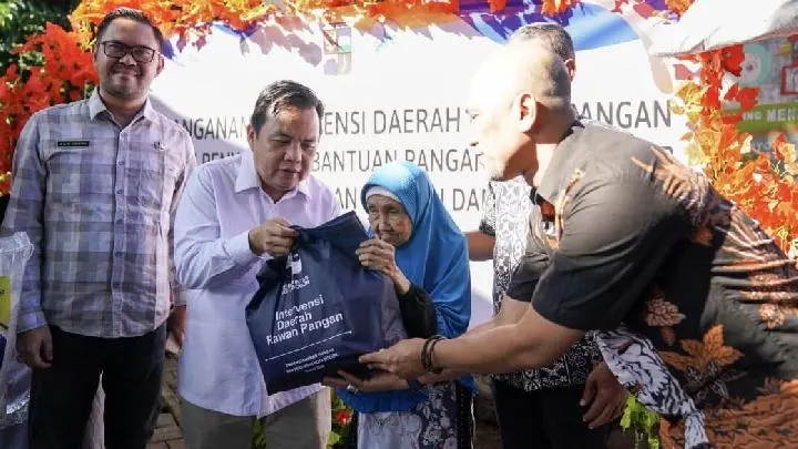 Pemkot dan DPRD Kota Bogor Salurkan Bantuan Pangan untuk Warga Rentan