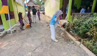 Garnita NasDem Pekalongan dan Mahasiswa KKN UIN Walisongo Gelar Aksi Sosial di SDN 01 Luragung