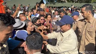 Prabowo Cek Posko Pengungsi Korban Gempa M 7 di Nagekeo NTT