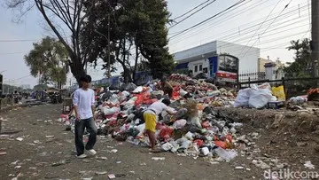 TPS Liar Pasar Minggu Menjerat Warganya Sendiri