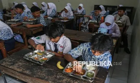 Saat Panen Tebu, Zulhas Bisikkan Pergantian Kepala BGN ke Prabowo
