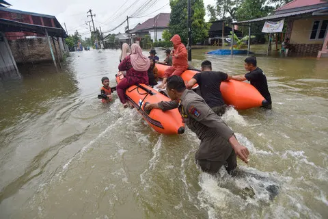 Banjir Rendam Tiga Kecamatan di Padang, Wagub Vasco Ruseimy Minta Warga Waspada
