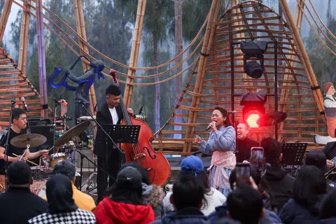 Sulap Malam Dingin Bromo, Kevin Yosua Big 6 ft. Nesia Ardi Pukau Penonton Jazz Gunung