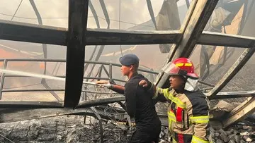 Brimob Polda Metro Jaya Bantu Tangani Kebakaran Gudang di Kosambi