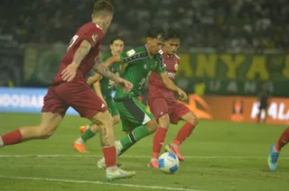 Miskomunikasi Lini Belakang Persija Hadiahkan Kemenangan untuk Persebaya di Gelora Bung Tomo