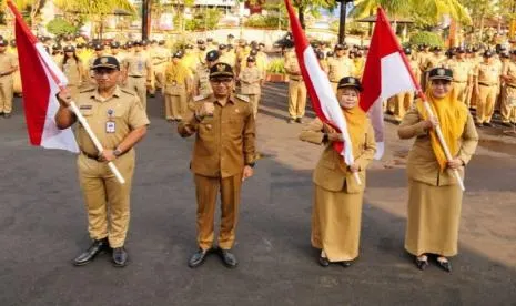 Semarak HUT RI ke-81, Pemkot Madiun Bagikan Bendera Merah Putih Gratis ke Warga