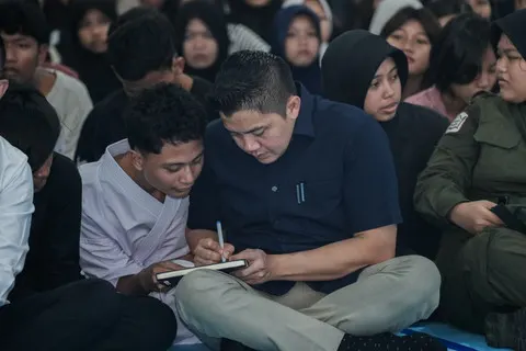 Seskab Teddy Dorong Anak Putus Sekolah Berani Bermimpi Besar lewat Sekolah Rakyat