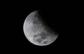 Roket SpaceX Diprediksi Tabrak Permukaan Bulan pada 5 Agustus 2026