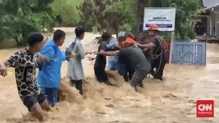 Banjir Rendam Tiga Kecamatan di Kota Padang, Tim Gabungan Evakuasi Warga dengan Perahu
