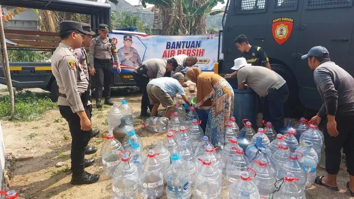 Polresta Tangerang Salurkan Bantuan Air Bersih ke Bantar Panjang Tigaraksa yang Kekeringan