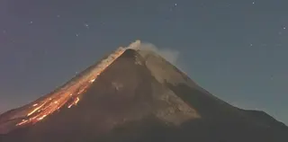 Gunung Merapi Luncurkan Awan Panas Guguran Sejauh 2 Kilometer, Status Tetap Siaga