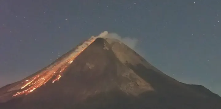 Gunung Merapi Luncurkan Awan Panas Guguran Sejauh 2 Kilometer, Status Tetap Siaga