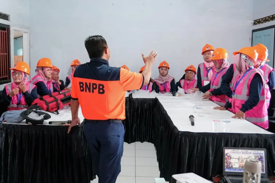 Perempuan Pesisir Cilacap Ikuti Pelatihan Kesiapsiagaan Bencana Desa Tangguh