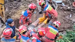 Dua Pekerja Proyek Normalisasi di Jatinegara Tertimpa Beton Turap, Evakuasi Berlangsung Tiga Jam Lebih