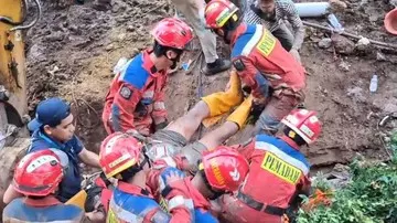 Dua Pekerja Proyek Normalisasi di Jatinegara Tertimpa Beton Turap, Evakuasi Berlangsung Tiga Jam Lebih