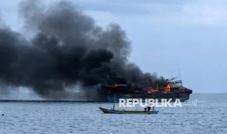 Kemenhub Koordinasikan Evakuasi KM Mutiara Sentosa II yang Terbakar di Laut Jawa