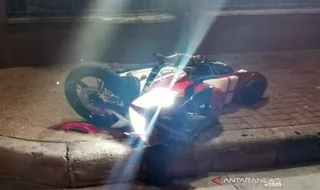 Pengendara Motor Tewas Setelah Tabrak Pembatas Jalan di Meruya Utara