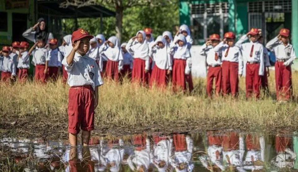 Di Balik Senyap Lapangan Upacara, Suara Hati Para Guru di Hari Senin Baru