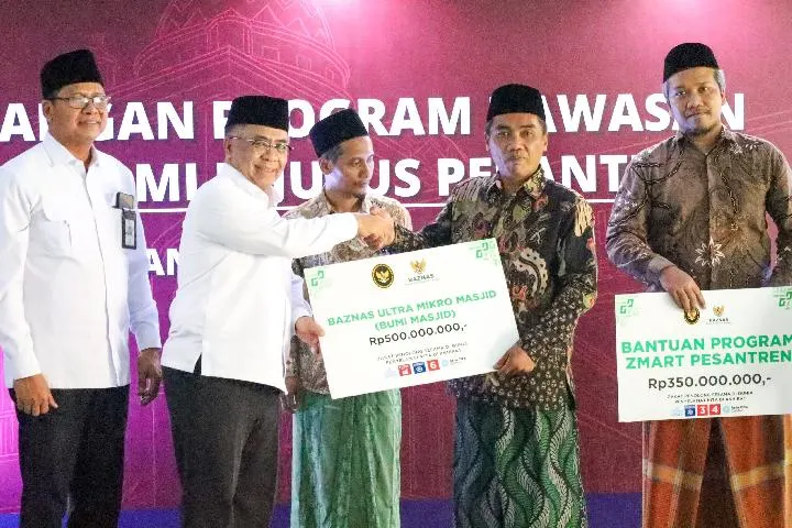 Baznas RI dan Menko PM Salurkan Bantuan Ekonomi Umat di Gresik
