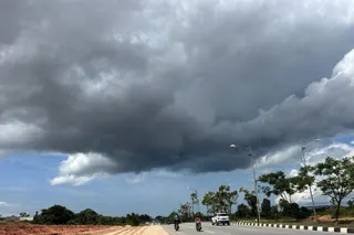Jakarta Bersiap Hadapi Selimut Awan Tebal Sepanjang Hari Ini